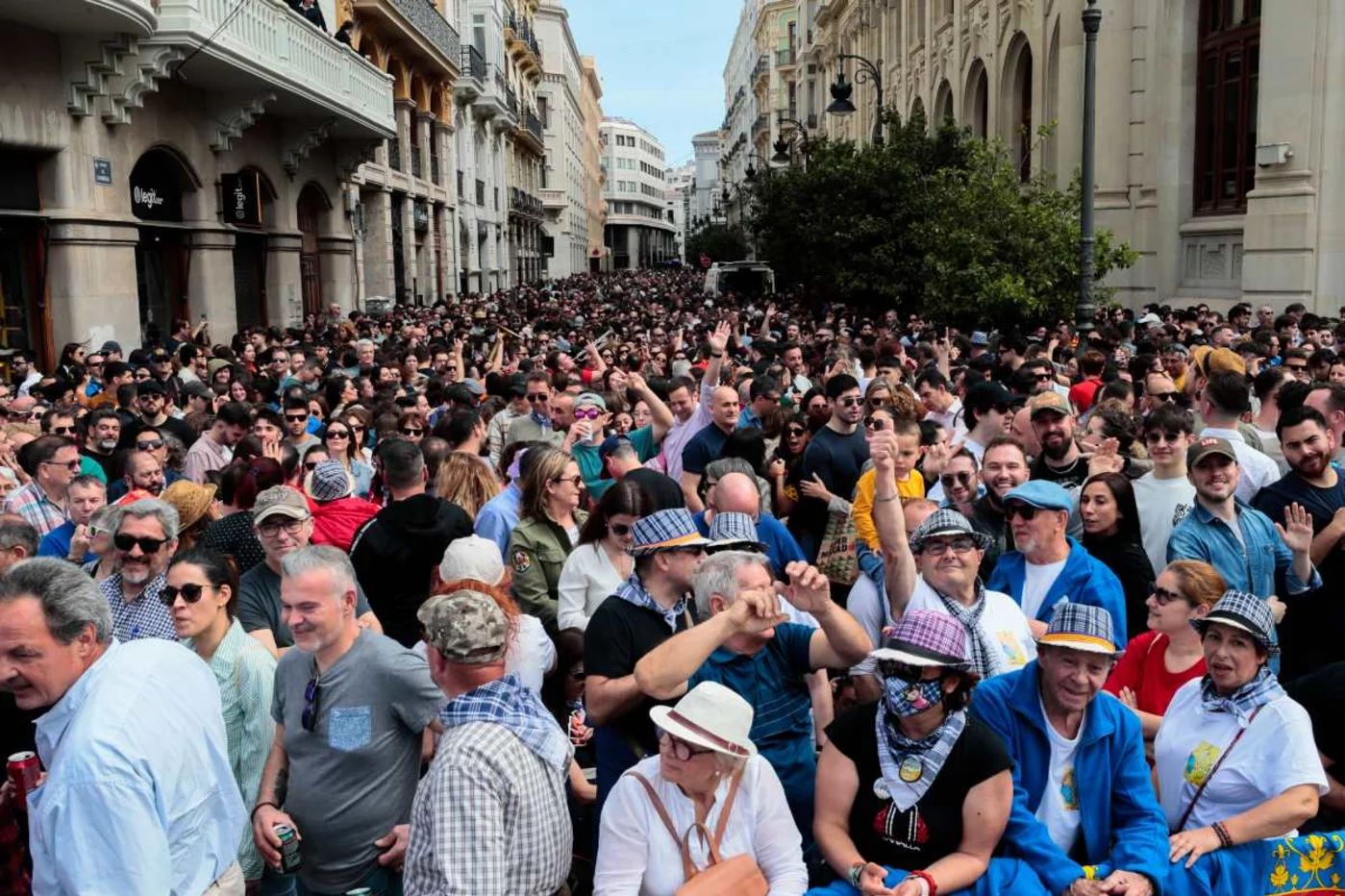 Miles de visitantes acuden diariamente a la plaza del Ayuntamiento de Valencia para presenciar la Mascletá de las Fallas de 2023. Foto: EFE/ Juan Carlos Cárdenas