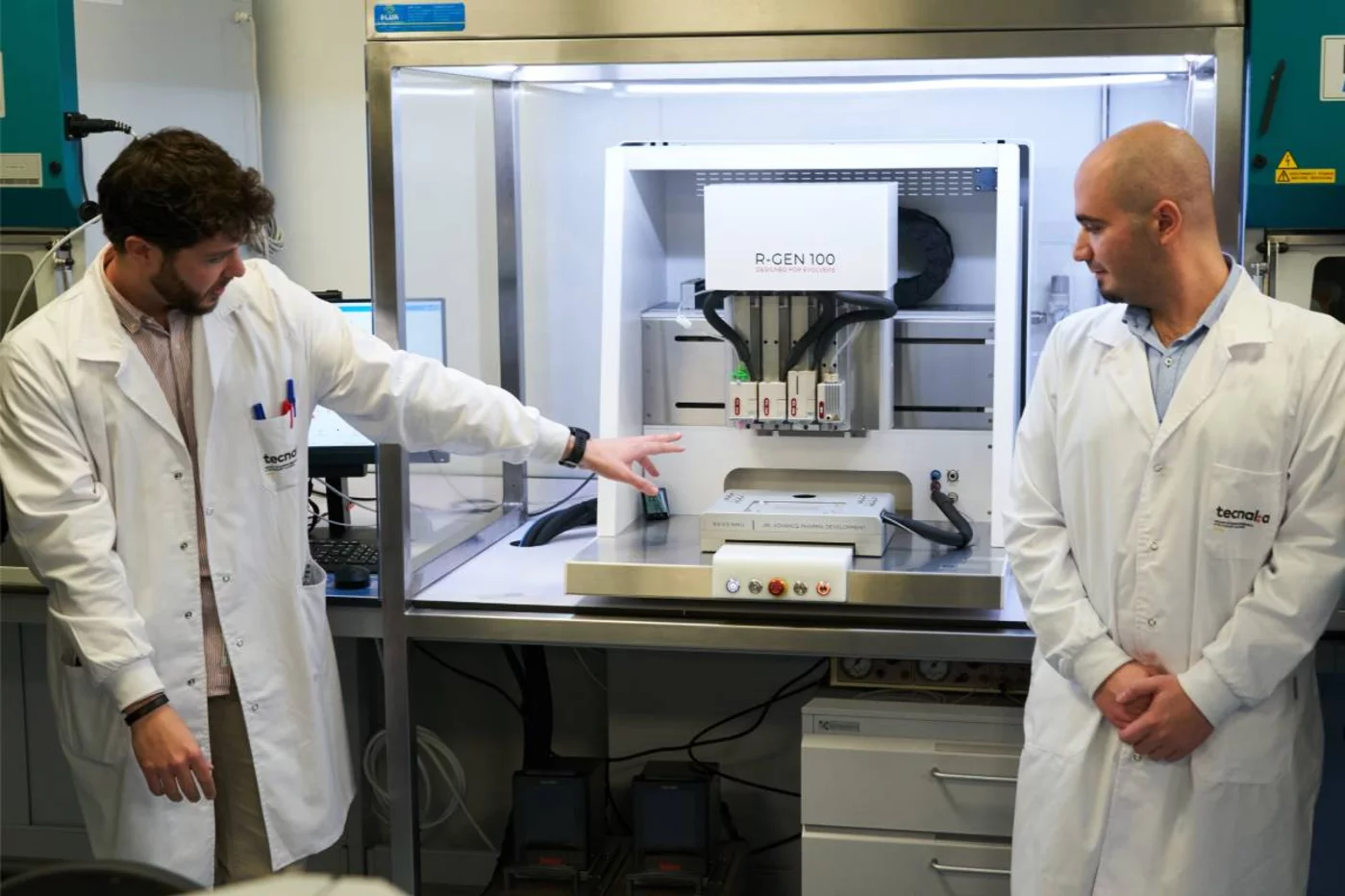 El centro de investigación y desarrollo Tecnalia y la UPV/EHU han presentado en Vitoria la primera impresora 3D de la autonomía para la industria farmacéutica. Foto: EFE/L. RICO.