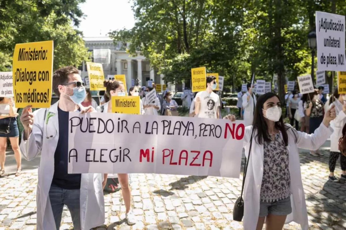 Detalle de unas de las manifestaciones convocadas en 2021 contra la adjudicación exclusivamente electrónica de las plazas MIR, un método que ha acabado imponiéndose. Foto: JOSÉ LUIS PINDADO.