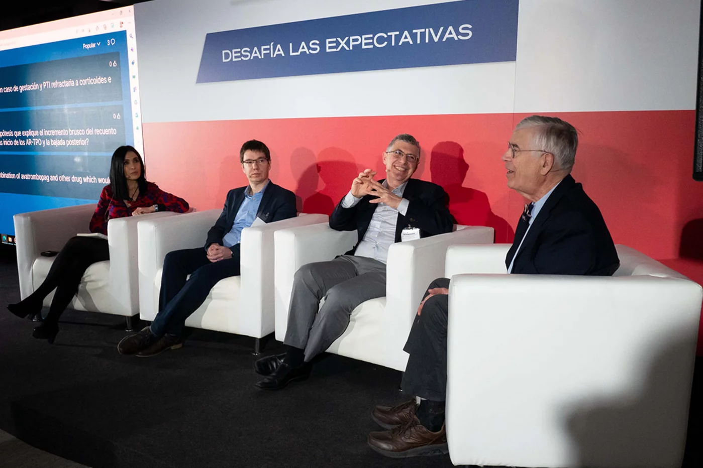 Debate entre expertos. De izquierda a derecha, Dres. Marisa Lozano, Julien Depaus, Walid Ghanima y David Kuter