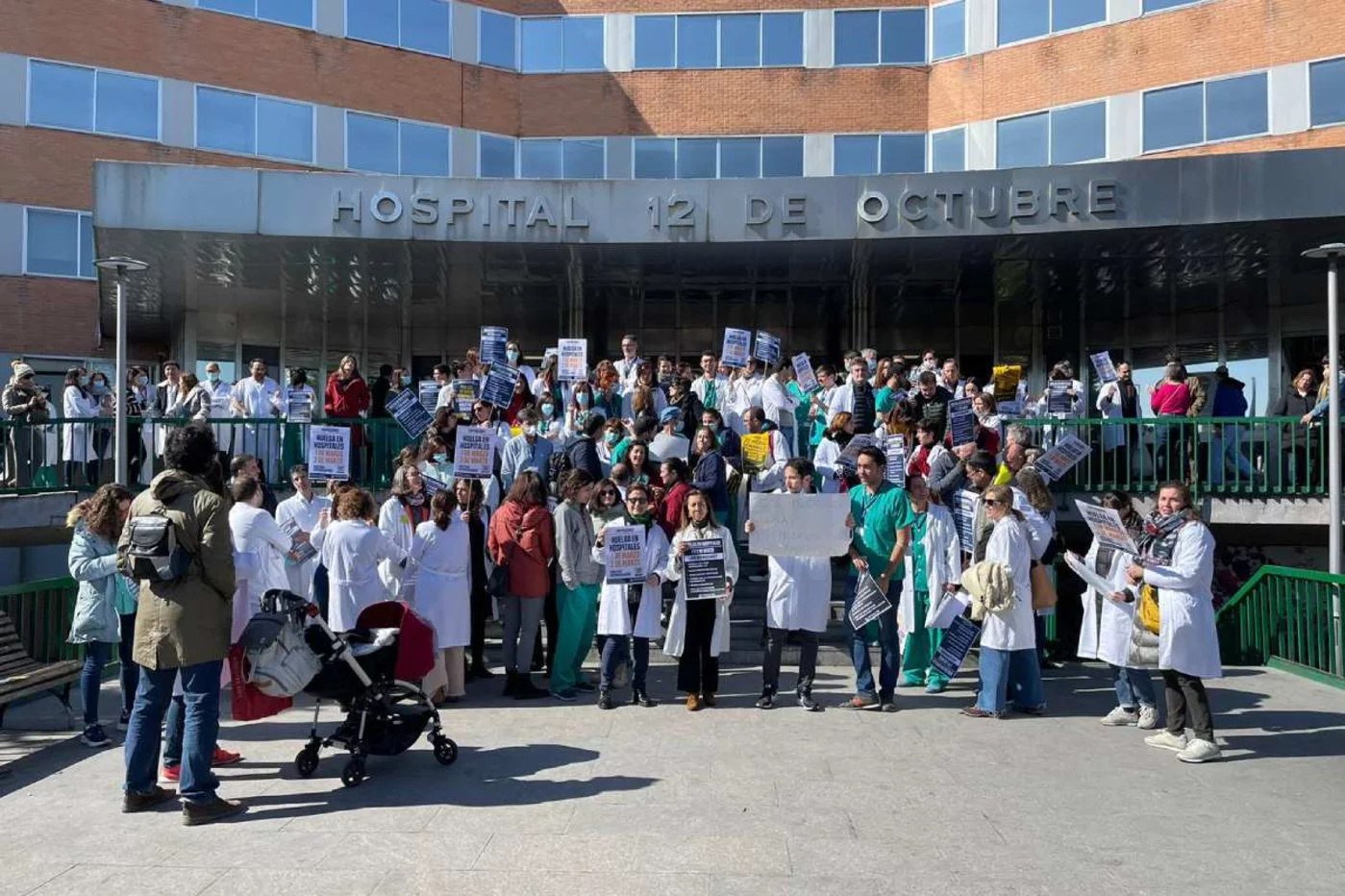 Aspecto de una de las concentraciones convocadas hoy, en la segunda jornada de huelga hospitalaria en Madrid, concretamente en el Hospital 12 de Octubre. Foto: AMYTS.