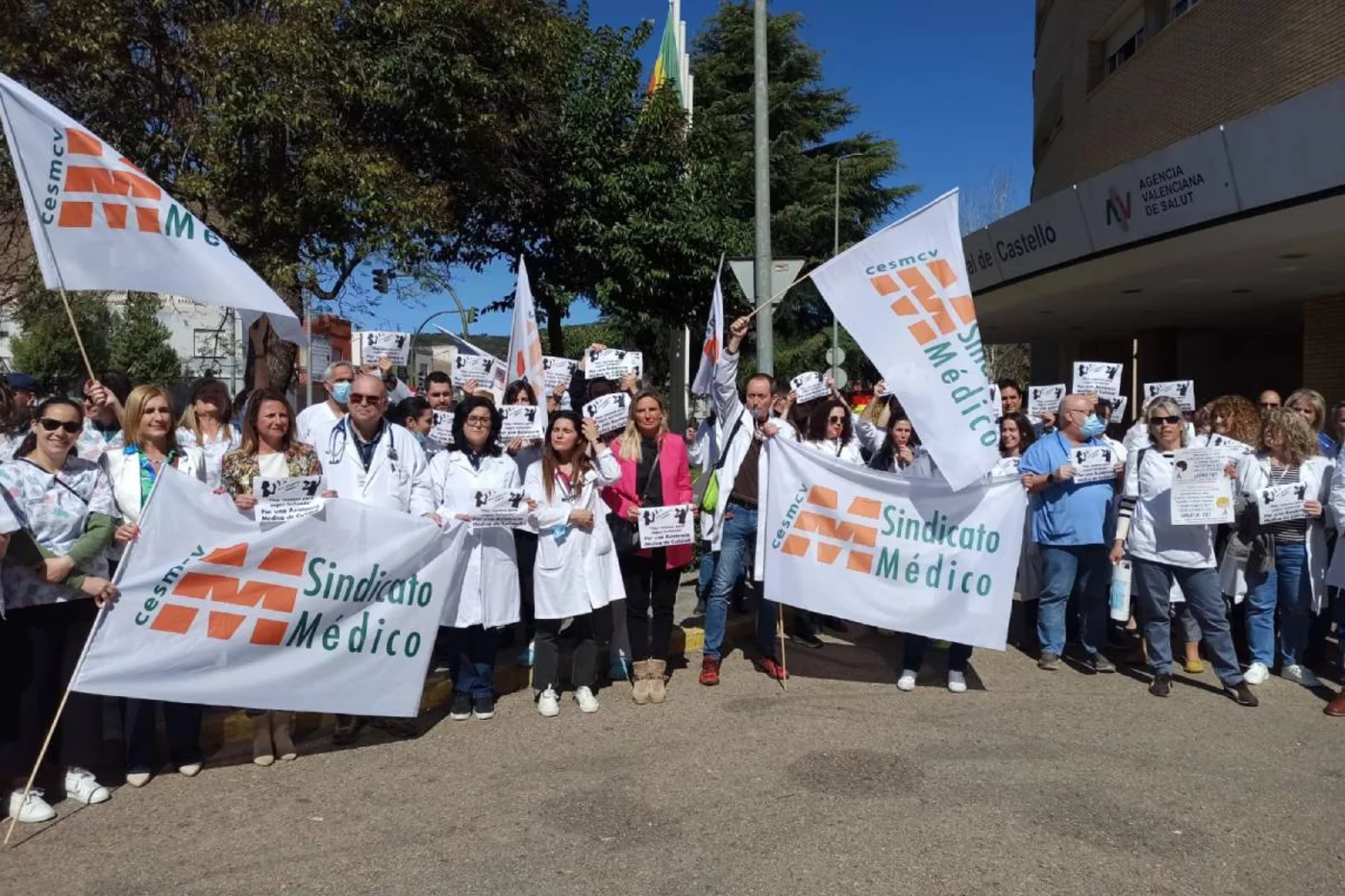 Médicos en una concentración organizada por CESM-CV frente al Hospital de Castellón. Foto: CESM-CV