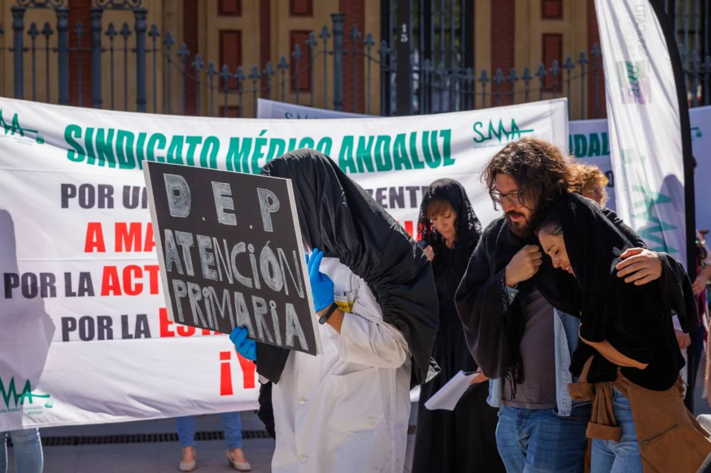 Profesionales sanitarios convocados por el Sindicato Médico Andaluz han realizado una concentración de protesta ante el Palacio de San Telmo durante la jornada de huelga . Foto: EFE/ JULIO MUÑOZ.
