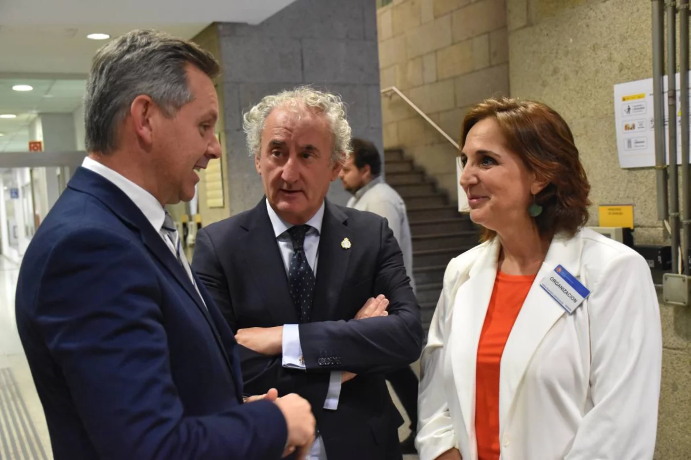El ministro de Sanidad conversa con Tomás Cobo, presidente de la OMC, y Remedios Martín, presidenta de Semfyc, en la sede ministerial. Foto: MINISTERIO DE SANIDAD.