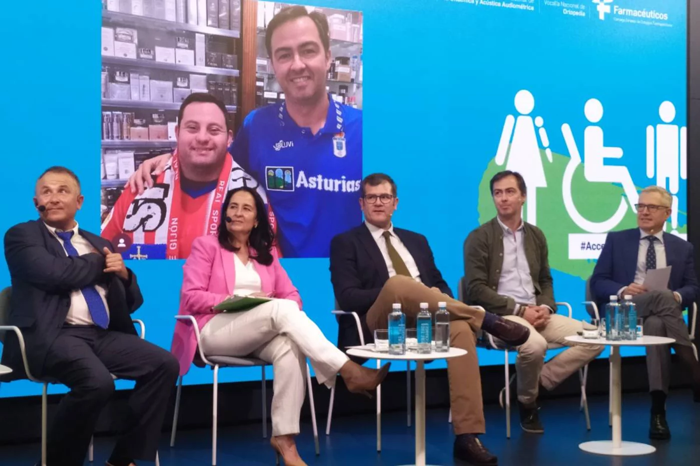 En el fondo, la imagen de Gonza con Ignacio Migoya, expuesta en una de las mesas de la jornada sobre accesibilidad del Consejo General de COF. Foto: GEMA SUÁREZ