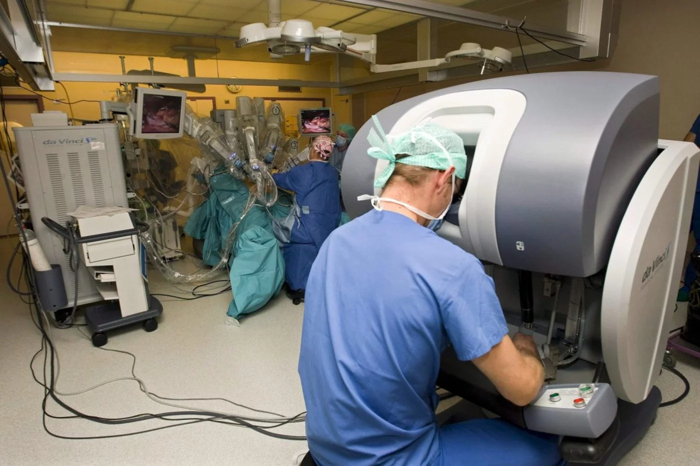 Un cirujano realiza una operación con el robot Da Vinci, en una imagen de archivo. Foto: EFE.