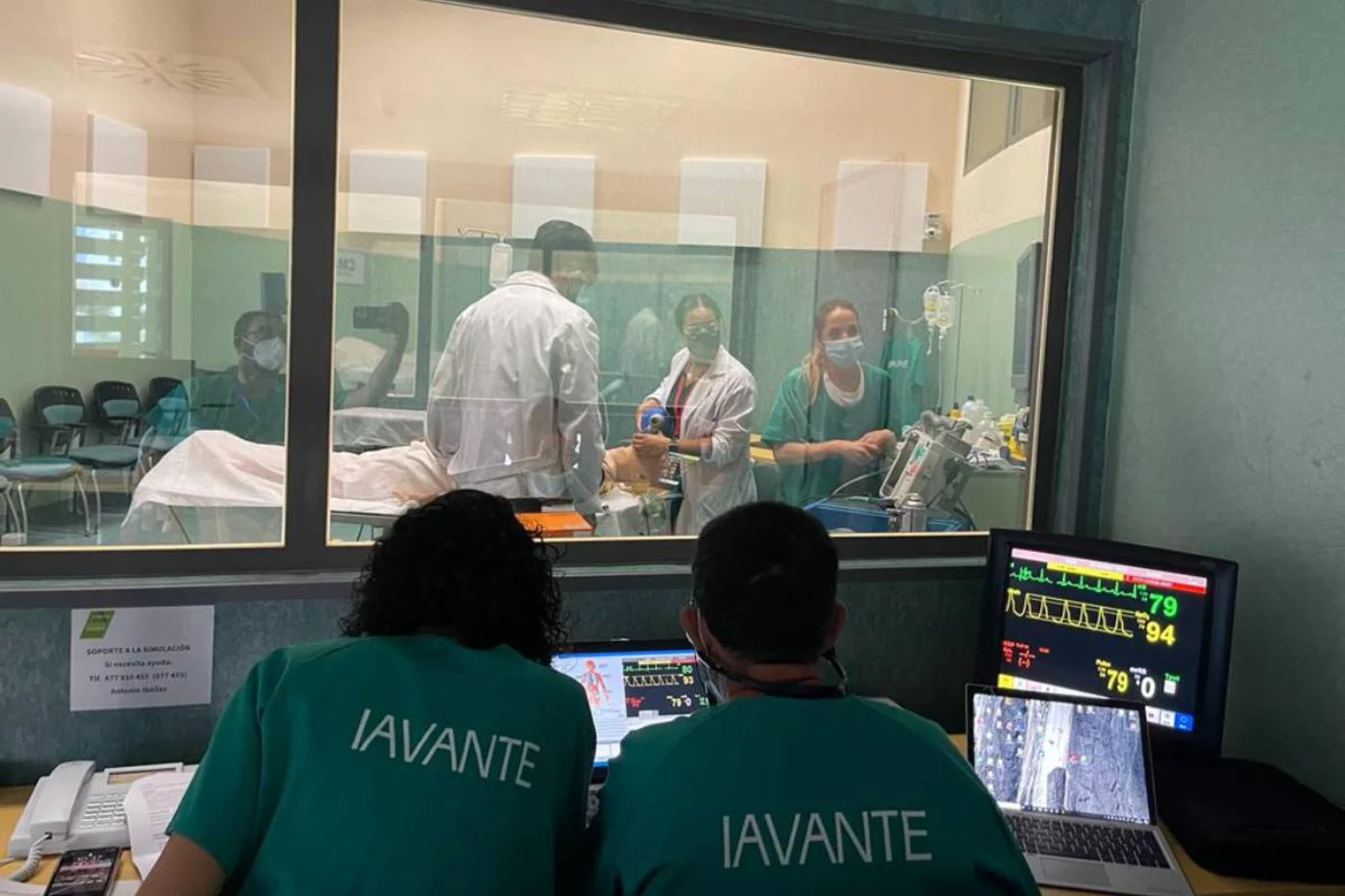 Dos tutores monitorizan un actividad formativa con un programa de simulación clínica en un hospital andaluz. Foto: JUNTA DE ANDALUCÍA.