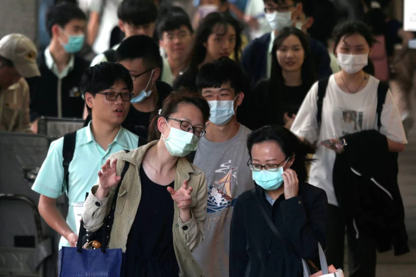 Ciudadanos con mascarilla para protegerse contra el virus de la covid, en una céntrica calle de la capital taiwanesa. Foto: EL MUNDO.