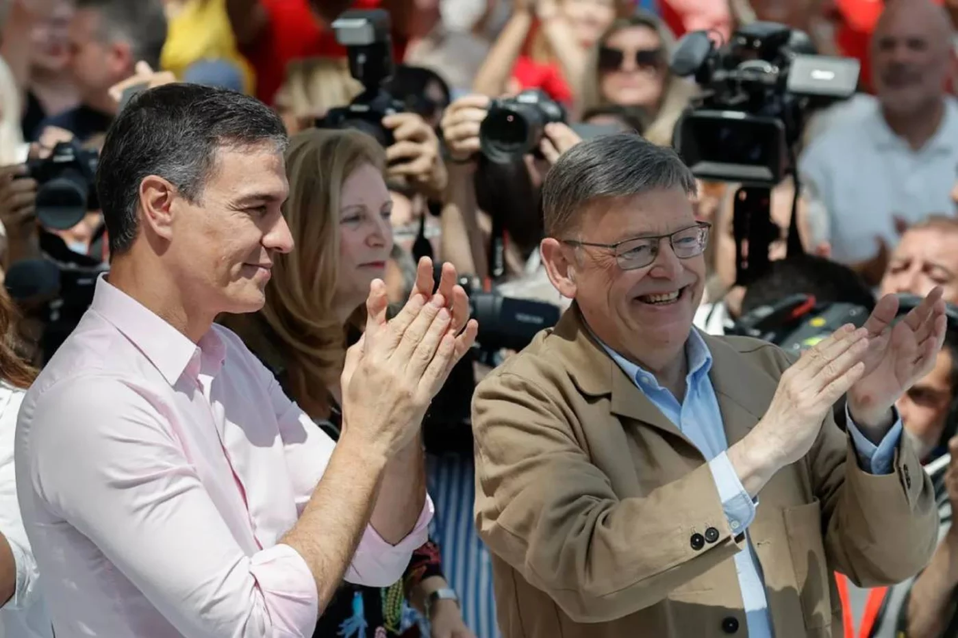 Pedro Sánchez y el presidente de la Generalitat valenciana, Ximo Puig, aplauden a los miles de asistentes al mitin electoral de la capital valenciana. Foto: EFE.