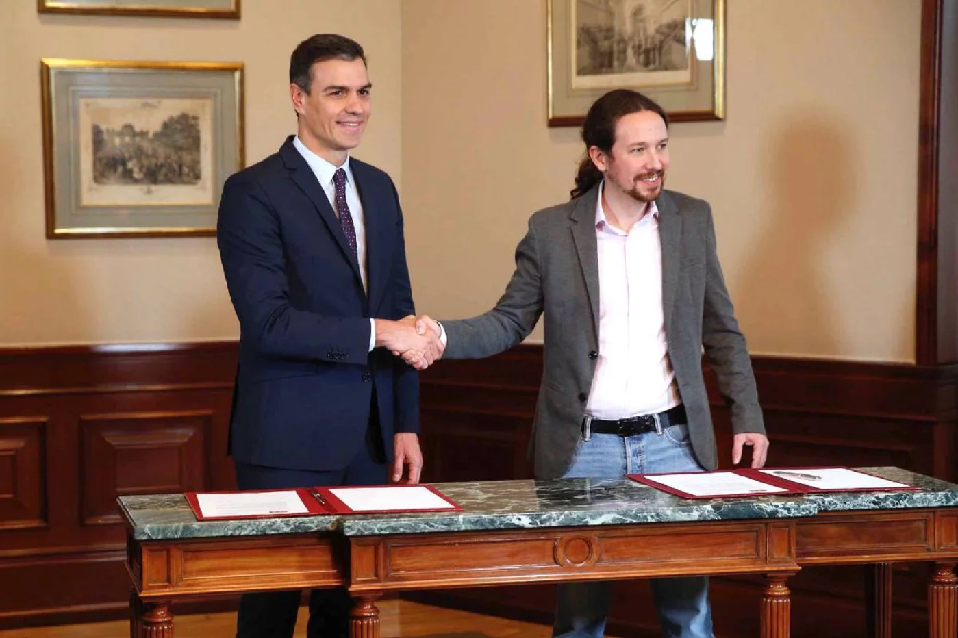 Pedro Sánchez y Pablo Iglesias en la firma del acuerdo de gobierno en noviembre de 2019.