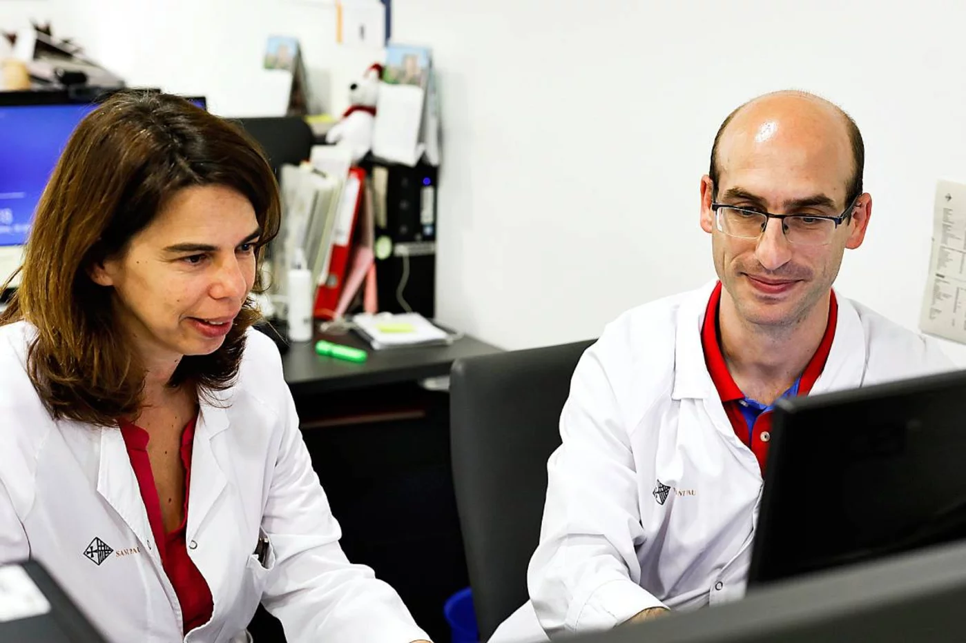 Ana Juanes y Jesús Ruiz Ramos, farmacéuticos del Hospital de la Santa Creu i Sant Pau. Foto: SONIA TRONCOSO