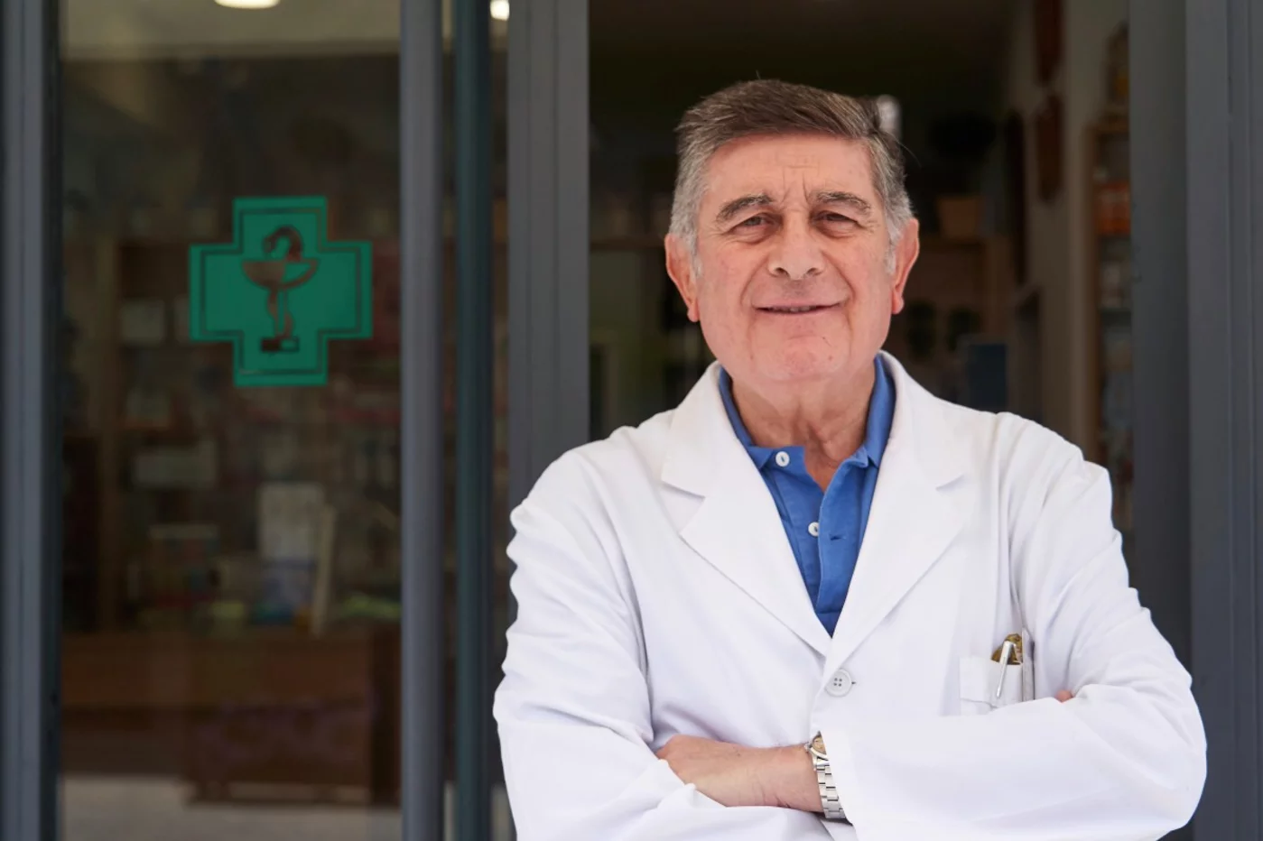 Manuel Pérez, expresidente del COF de Sevilla, en la puerta de su farmacia, situada en la ciudad de Sevilla. Fotos: GOGO LOBATO | Vídeo: EL EMBALSE