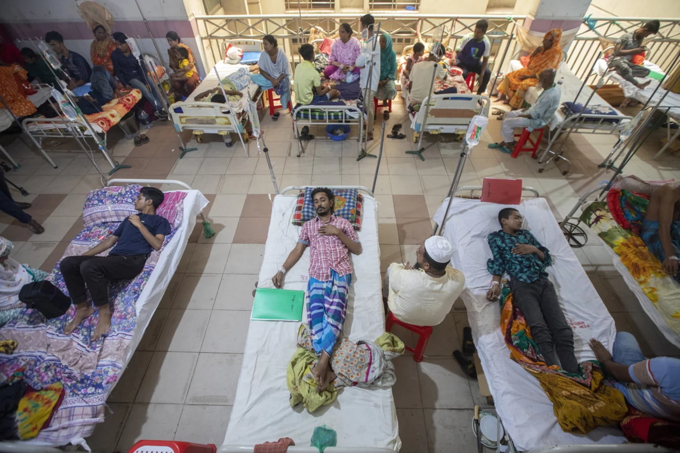 Imagen de un hospital de Bangladesh, que está viviendo un fuerte brote de dengue. Foto: MONIRUL ALAM / EFE / EPA.