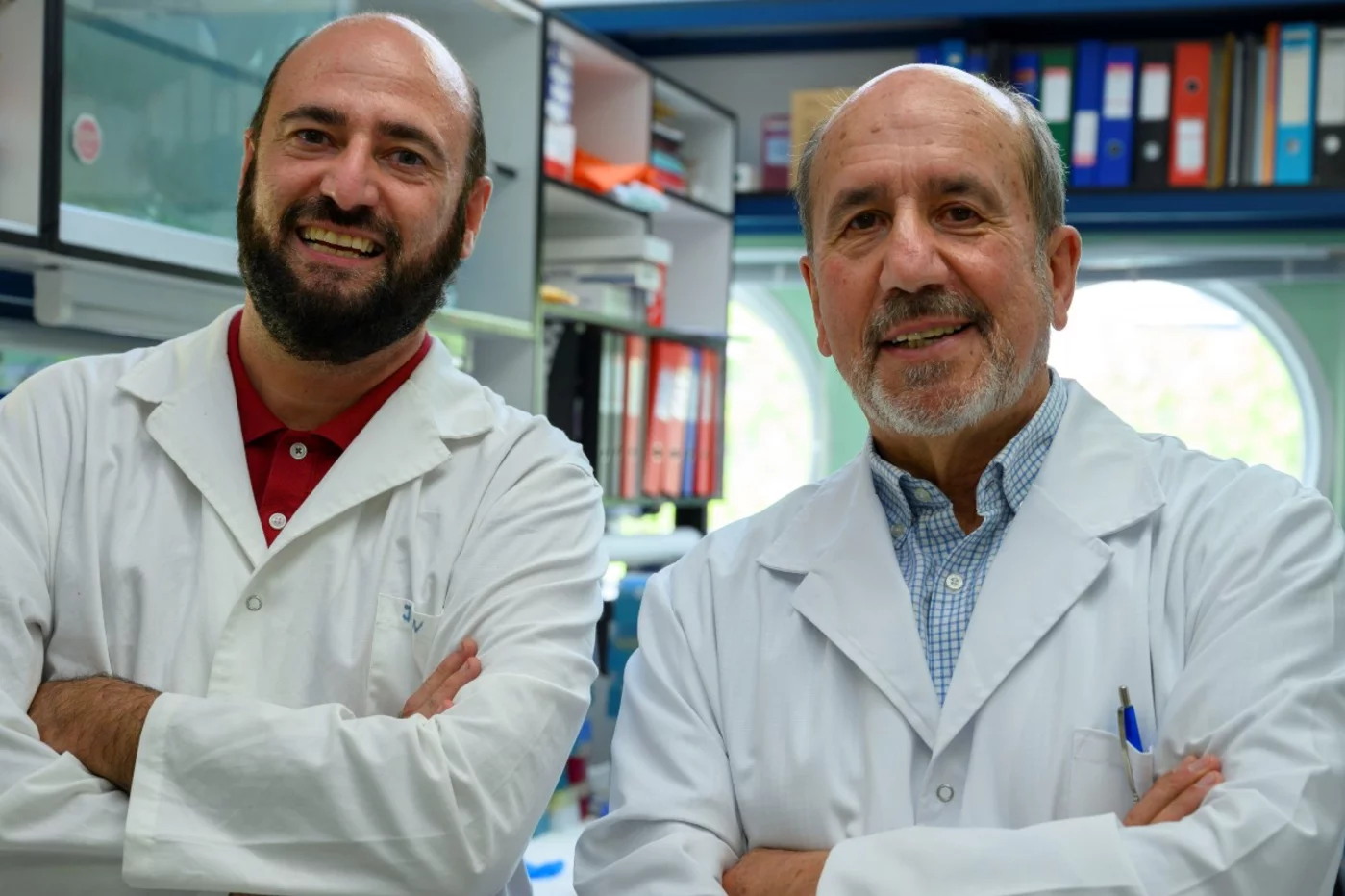 Los investigadores del CNB-CSIC Juan García Arriaza y Mariano Esteban. FOTO: CSIC