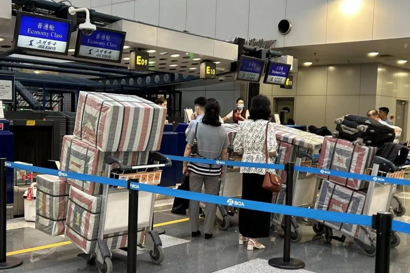 Viajeros norcoreanos en un mostrador en el aeropuerto de Beijing (China). Los vuelos entre ambos se reanudaron tras tres años y siete meses debido a la pandemia. Foto: YONHAP/EFE.