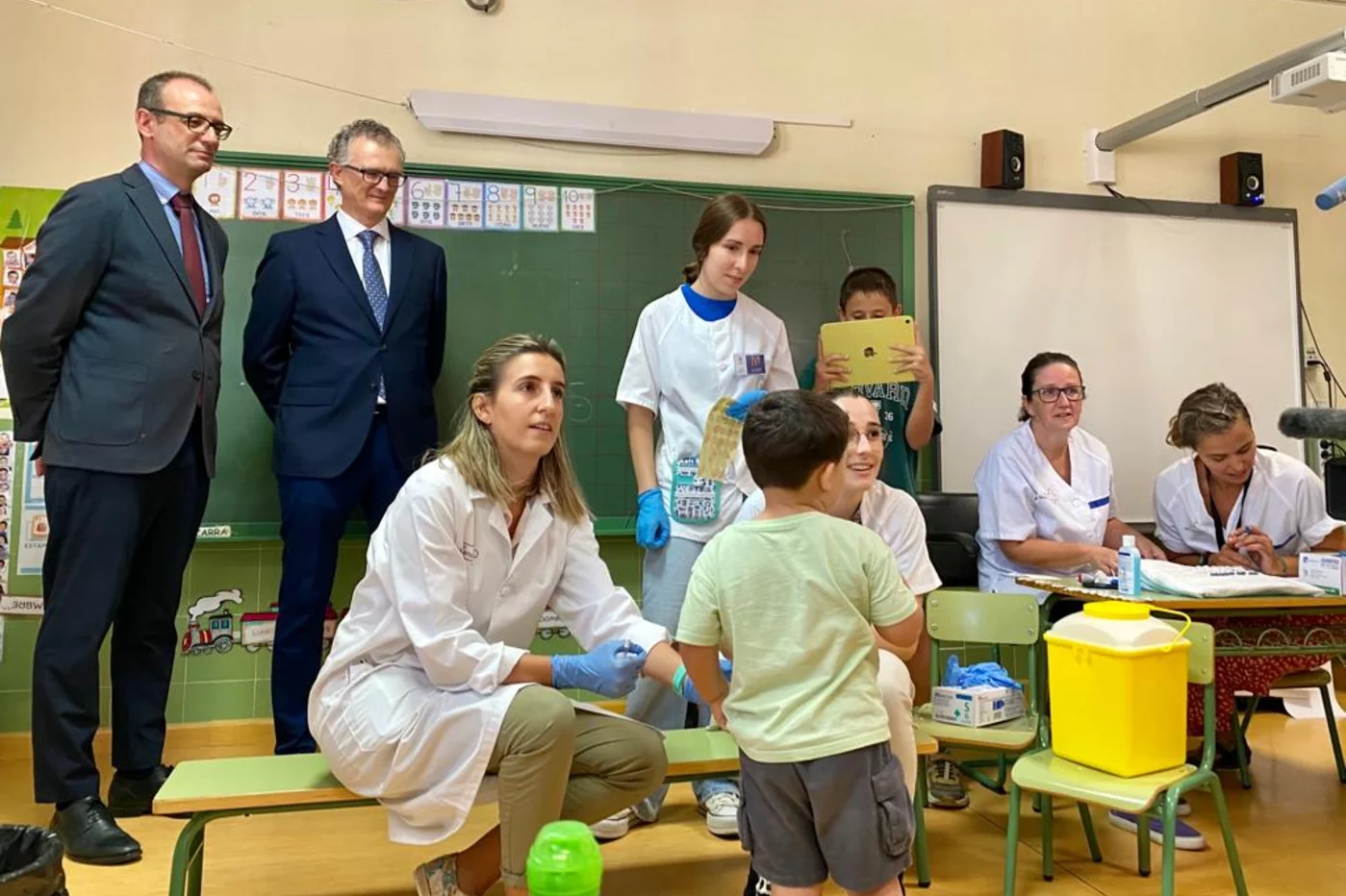 Inicio de la vacunación frente la gripe a los menores en un colegio de Zarandona (Murcia). Foto: GOBIERNO DE MURCIA.