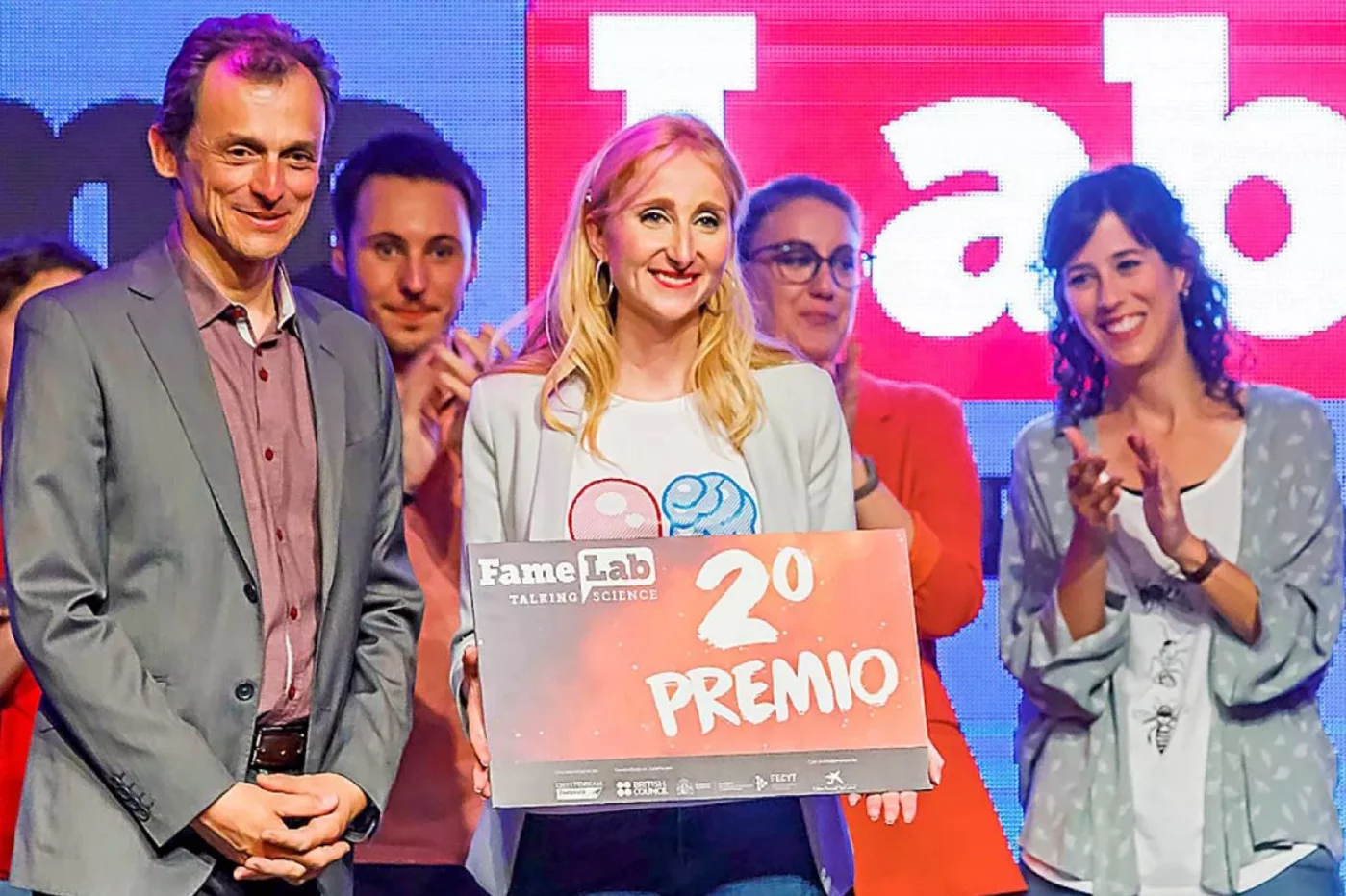 Mariola Penadés en una imagen de archivo recibiendo el 2º premio del certamen Famelab de manos del entonces ministro de Ciencia, Pedro Duque.