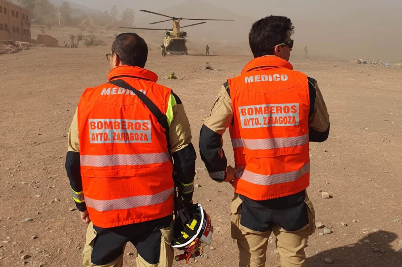 Los dos médicos del equipo de bomberos del Ayuntamiento de Zaragoza que se han trasladado a Marruecos para dar ayuda sanitaria. Foto: AYUNTAMIENTO DE ZARAGOZA