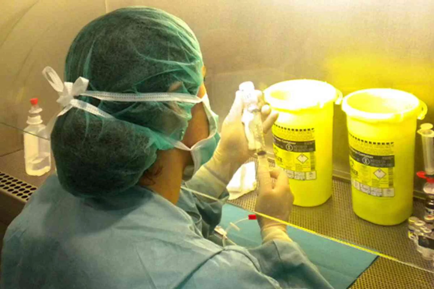 Los residuos de fármacos citotóxicos y citostáticos, como estos que están preparando en una cabina de seguridad, se tratan en contenedores específicos. Foto: INSST.