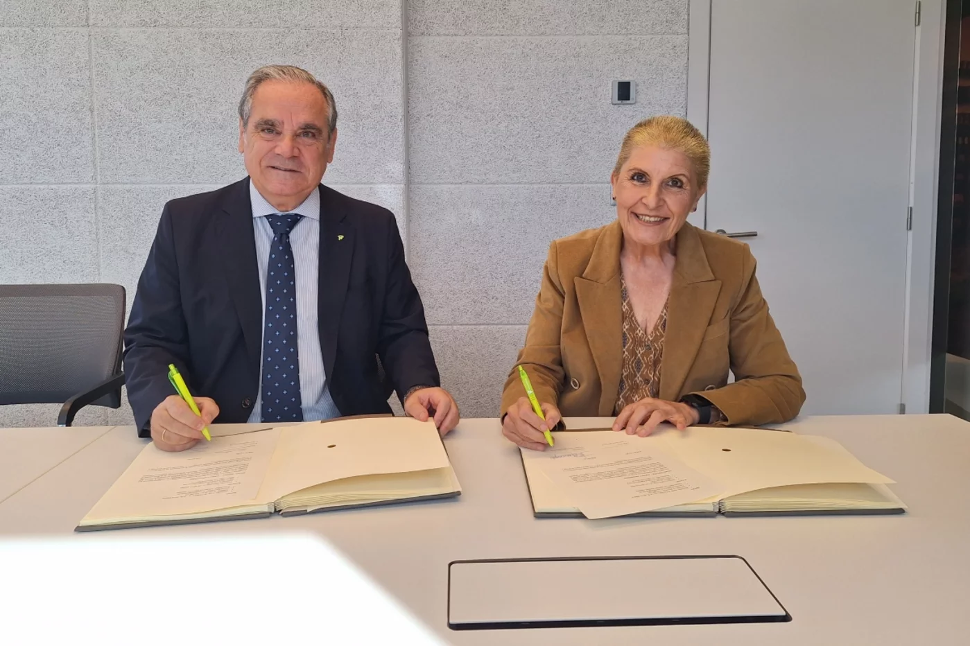 El Consejo General de Farmacéuticos y Gepac han firmado en octubre un convenio para reforzar desde la farmacia la atención al paciente con cáncer. Foto: CONSEJO GENERAL DE COF.