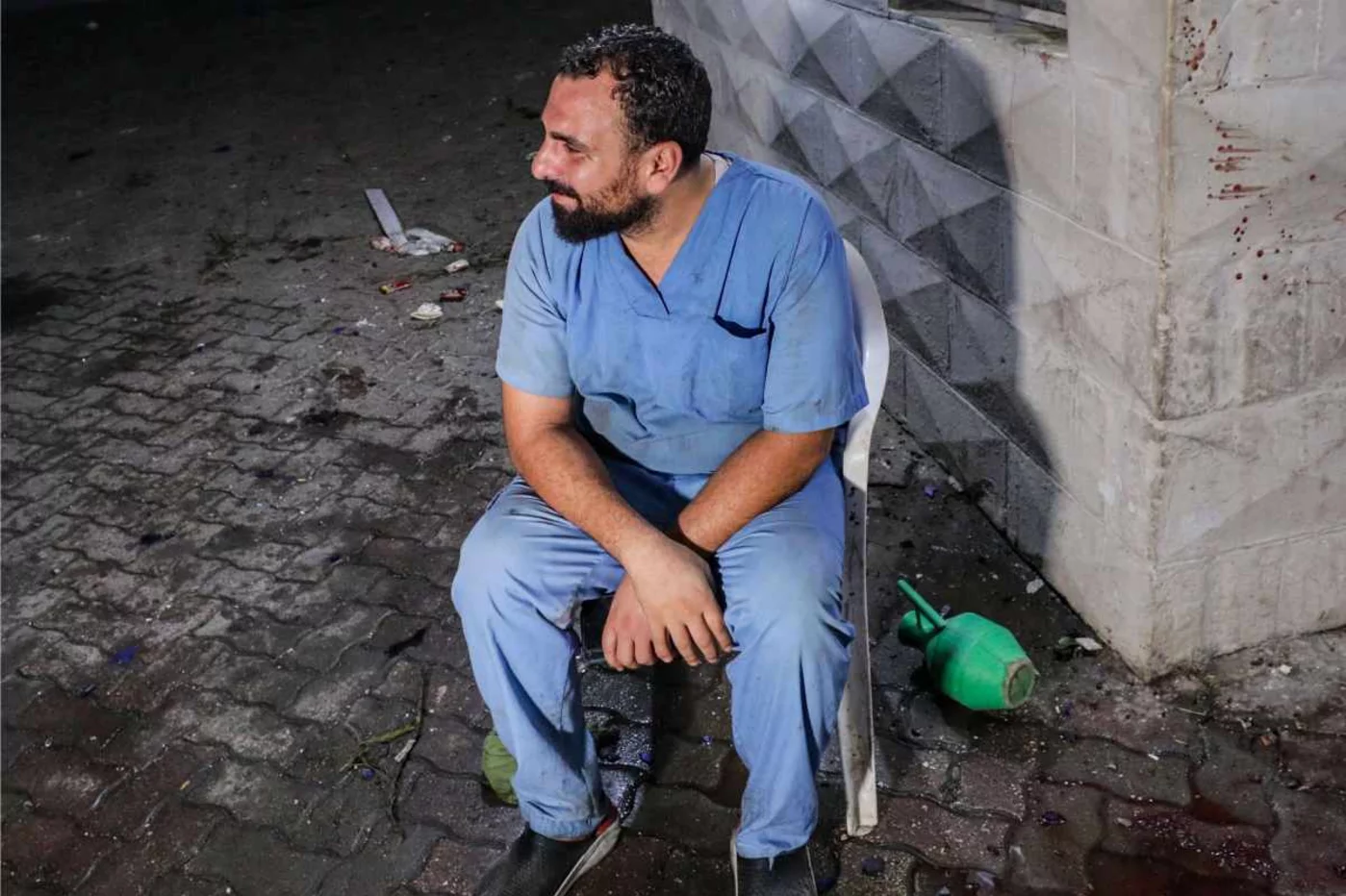 Un sanitario descansa un rato tras el ataque a un centro de agudos de Gaza central. Foto: EXPANSIÓN. 