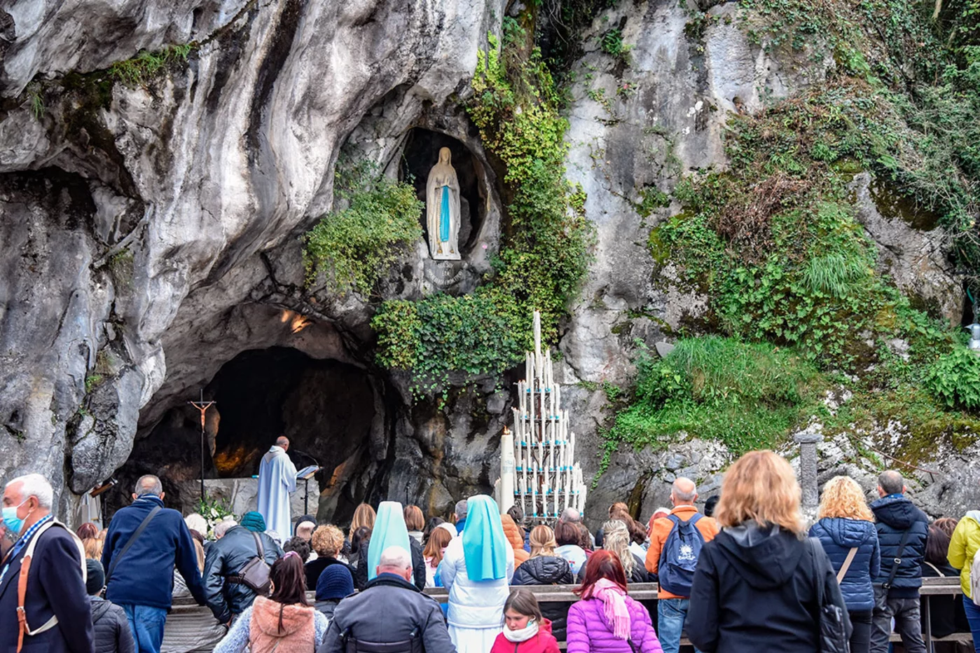 La gruta de Massabielle, en pleno corazón del Santuario de Nuestra Señora de Lourdes.