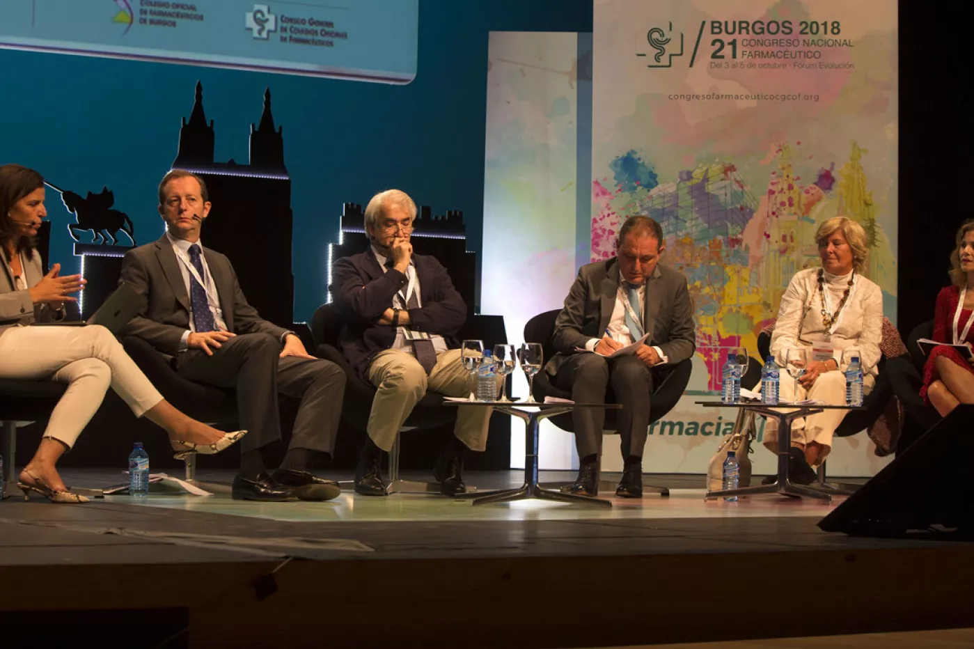 Ana Herranz, Miguel Valdés, Emili Esteve, Juan Pedro Rísquez, Amalia Avilés y Sonia Ruiz, durante la mesa de debate celebrada en el 21 Congreso Nacional Farmacéutico.
