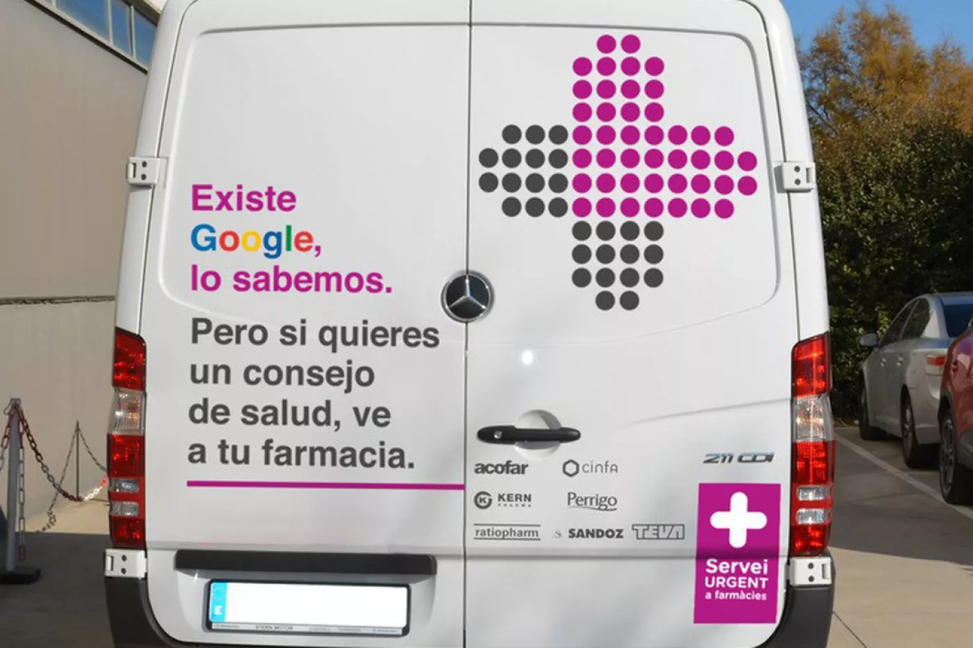 Furgoneta rotulada de Fedefarma con el mensaje 'Existe Google, lo sabemos. Pero si quieres un consejo de salud, ve a tu farmacia'.