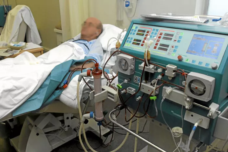 Paciente recibiendo diálisis en una cama de hospital