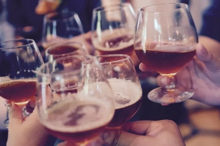 La unidad de bebida estándar de alcohol en España equivale a 10 gramos de alcohol (o un vaso de vino de 100 ml; 300 ml de cerveza, o 30 ml de licor).