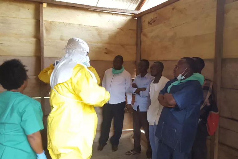 El personal de MSF Francia está formando a los sanitarios de la zona en el correcto control y prevención de la expansión del Ébola.
