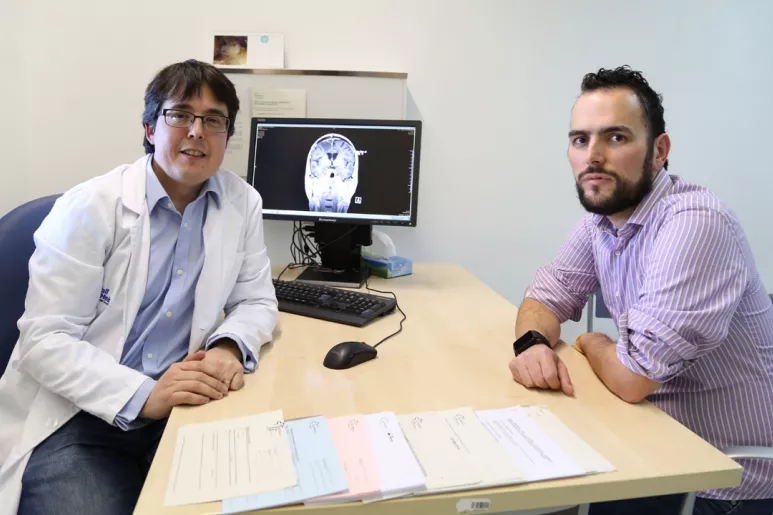 Francisco Martínez Ricarte, del grupo de Investigación en Neurotraumatología y Neurocirugía (Uninn), del Instituto de Investigación del Valle de Hebrón (VHIR), y Marcos, uno de los pacientes.