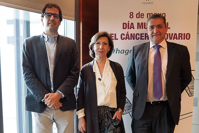 Andrés Redondo, del Hospital La Paz, de Madrid; Charo Hierro, presidenta de la Asociación de Afectados por Cáncer de Ovario (ASACO), y Francisco Regalado, de la farmacéutica Tesaro.