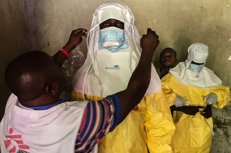 Equipo médico vistiéndose con el equipo de protección individual en el Centro de Tratamiento del Ébola , en Bikoro, RDC, en una imagen de archivo.
