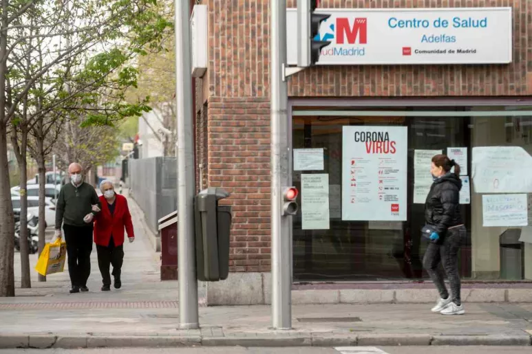 Fachada de un centro de salud de Madrid durante la epidemia de coronavirus