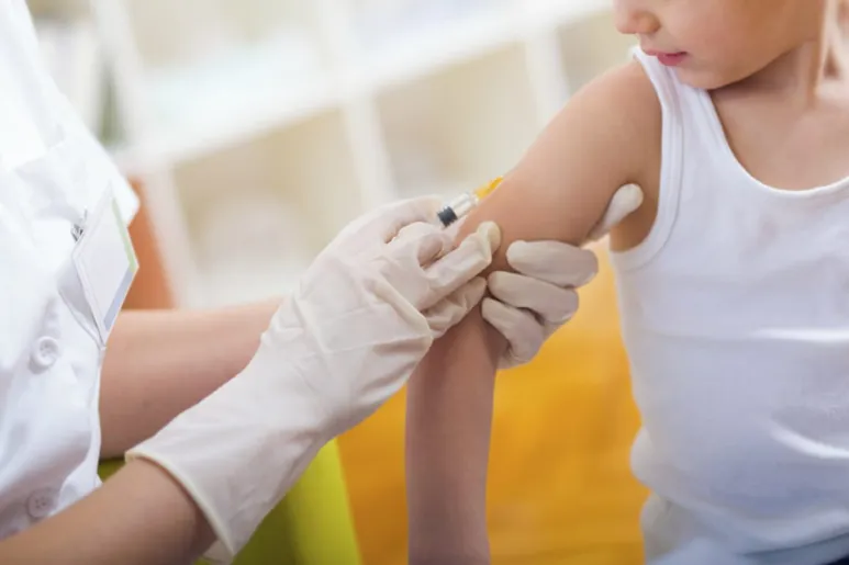 Vacunación de niño