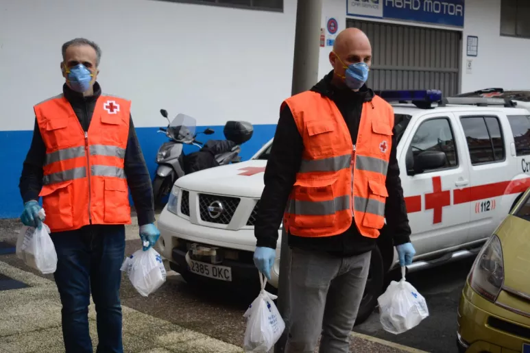 Voluntarios de Cruz Roja llevando medicamentos a domicilio. / Cruz Roja.