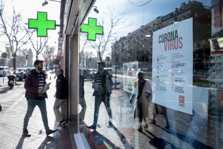 Fachada de una farmacia en la Comunidad de Madrid (Foto: José Luis Pindado).