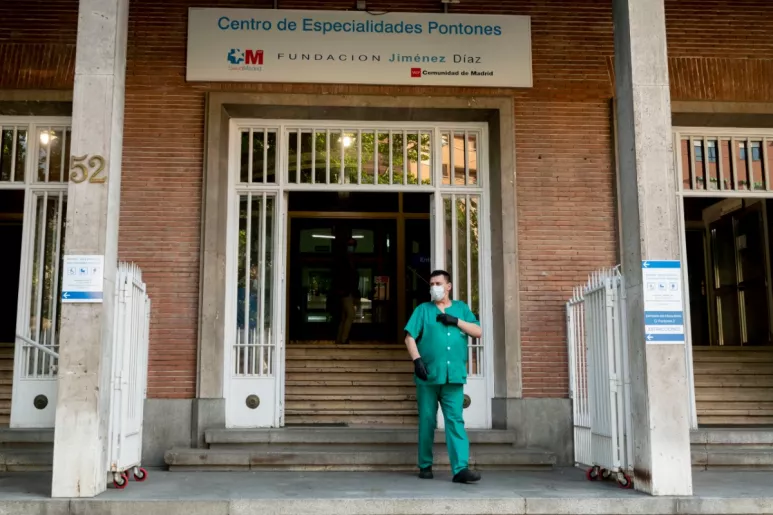 Sanitario saliendo de un centro de Madrid durante el homenaje a los profesionales caídos (José Luis Pindado)