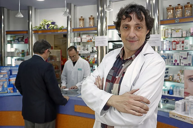 José Miguel Ruiz Maldonado, en su farmacia de Lorca (Murcia)