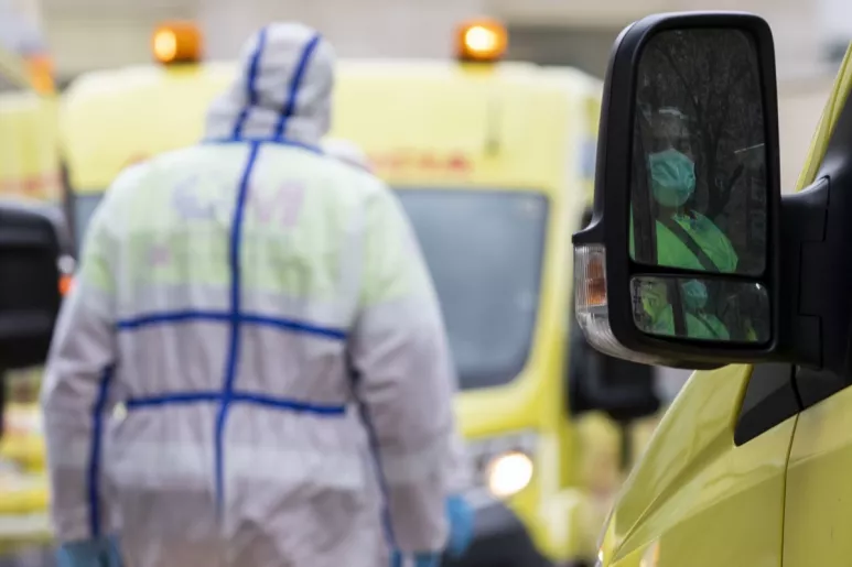 Un sanitario, con su EPI, se dirige a una ambulancia. Foto: ANTONIO HEREDIA