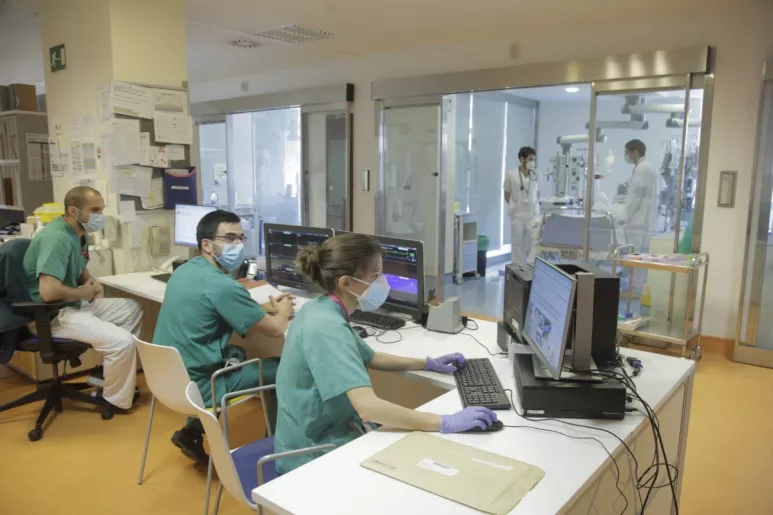 Una doctora introduce datos en el ordenador, en presencia de sus compañeros, en un hospital de Madrid. Foto: JAVIER BARBANCHO