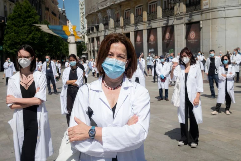 Manifestación de médicos en la Puerta del Sol de Madrid organizada por Amyts como homenaje a los médicos fallecidos por el coronavirus y reclamando el fin del maltrato a los facultativos (José Luis Pindado)