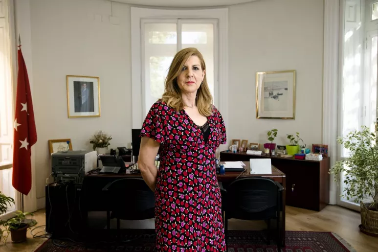 Raquel Sampedro Blázquez, en su despacho de la Dirección de Recursos Humanos del Servicio Madrileño de Salud (Fotos: Mauricio Skrycky)