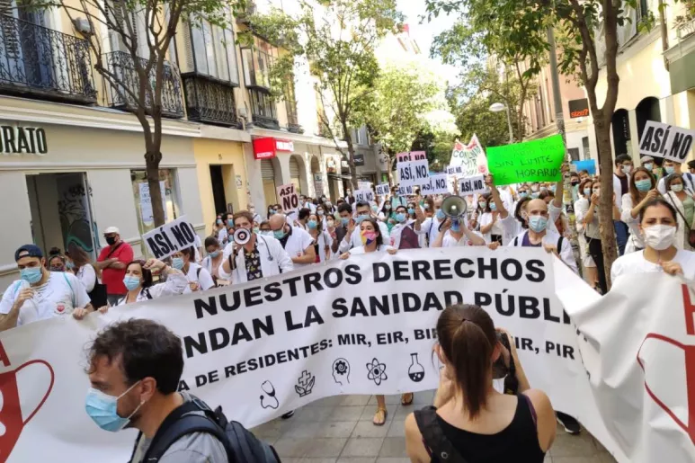 Aspecto de la manifestación de los residentes durante su recorrido por el centro de Madrid (Foto: Comité de Huelga MIR)
