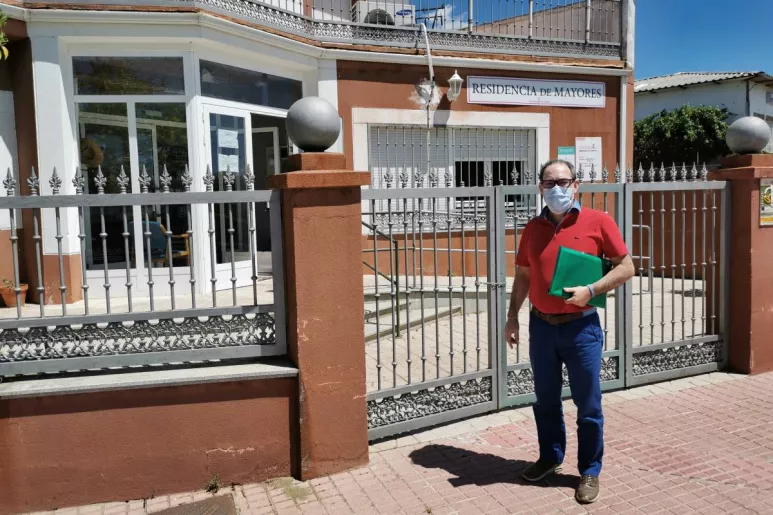  Antonio J. Galán, farmacéutico de Salud Pública visitando una residencia de mayores de Ahigal (Cáceres).