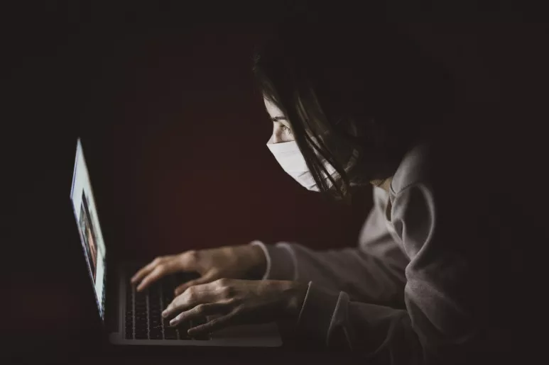 Mujer ante un ordenador.