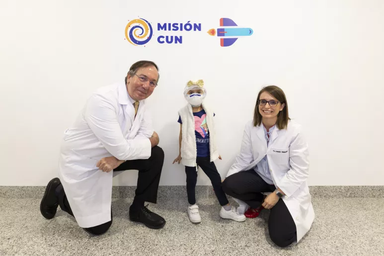 Felipe Calvo, codirector del Departamento de Protonterpia de CUN Madrid, la niña Ainhara y Elena Panizo, de Oncohematología Pediátrica de CUN Pamplona. 