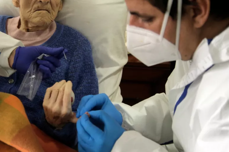 Sanitario realizando un test de Covid-19 a una anciana en una residencia de Pozuelo de Alarcón, en Madrid (Javier Barbancho) 