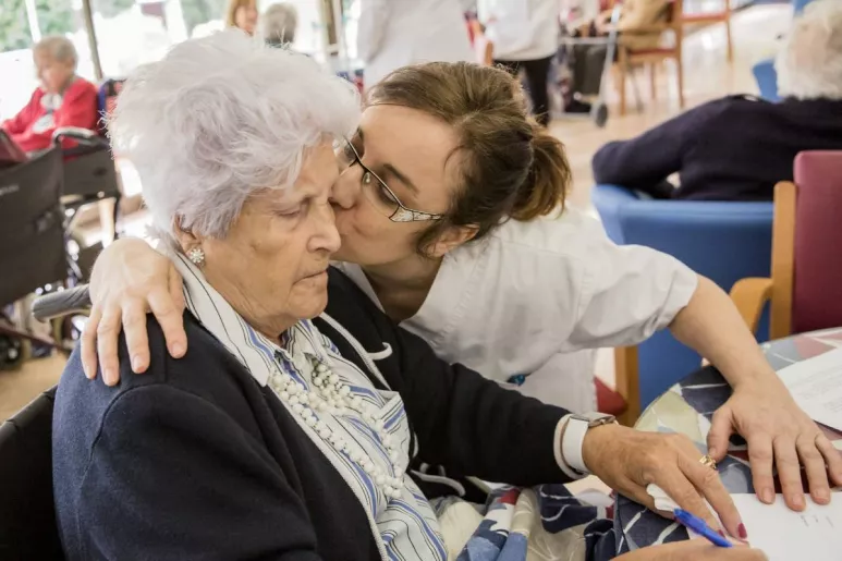 Las enfermeras tienen un papel muy importante en todas las fases de la enfermedad de Alzheimer.